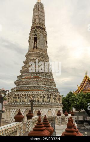 Wat Arun Tempel in Bangkok Thailand. Dekorelemente Wat Arun gehört zu den bekanntesten Wahrzeichen Thailands. Tempel der Morgenröte berühmtes Touristenziel in B Stockfoto