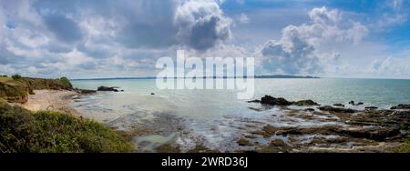 Panoramablick auf die bretonische Küste und die Bucht von Quiberon, im Sommer bei ruhigem Wetter, in Arzon, im Departement Morbihan, in der Bretagne Stockfoto