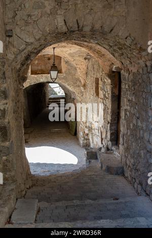 Alte überdachte Straße mit Steinbögen im mittelalterlichen Dorf Orpierre, Frankreich, im französischen Departement Hautes-Alpes Stockfoto
