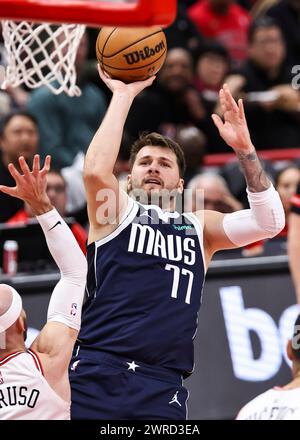 Chicago, USA. März 2024. Luka Doncic schießt den Ball während des regulären NBA-Saisonspiels zwischen Chicago Bulls und Dallas Mavericks am 11. März 2024 in Chicago, USA. Quelle: Joel Lerner/Xinhua/Alamy Live News Stockfoto