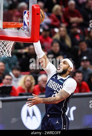 Chicago, USA. März 2024. Daniel Gafford fährt am 11. März 2024 während des NBA-Spiels zwischen Chicago Bulls und Dallas Mavericks in Chicago in den Warenkorb. Quelle: Joel Lerner/Xinhua/Alamy Live News Stockfoto
