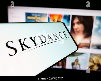 Smartphone mit Logo der amerikanischen Filmproduktionsfirma Skydance Media LLC vor der Website. Konzentrieren Sie sich auf die Mitte rechts auf dem Display des Telefons. Stockfoto