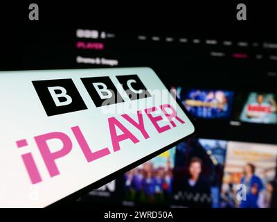 Mobiltelefon mit Logo des britischen Video-on-Demand-Dienstes BBC iPlayer vor der Website des Unternehmens. Konzentrieren Sie sich auf die Mitte des Telefondisplays. Stockfoto