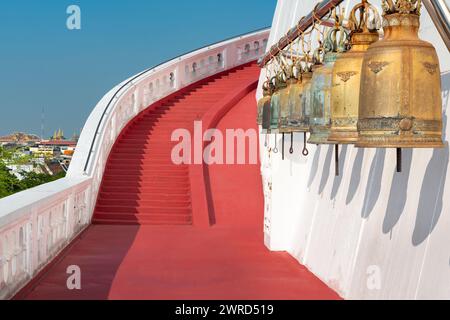 Treppen bis zur Spitze des goldenen Bergtempels Treppenstufen Bangkok Thailand Stufen sonniger Tag Stockfoto