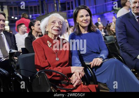 Margot Friedlaender, Holocaust-Ueberlebende, und Annalena Baerbock Buendnis 90/die Gruenen, Bundesaussenministerin, aufgenommen im Rahmen der Verleihung des Talisman-Preises der DSI an Dunja Hayali in Berlin, 12.03.2024. Fotografiert im Auftrag des Auswaertigen Amtes. Berlin Deutschland *** Margot Friedlaender, Holocaust-Überlebende, und Annalena Baerbock Buendnis 90 die Gruenen , Bundesaußenministerin, fotografiert während der Verleihung des DSI Talisman-Preises an Dunja Hayali in Berlin, 12 03 2024 fotografiert im Auftrag des Auswärtigen Amtes Berlin Deutschland Copyright: XKiraxHofmann Stockfoto