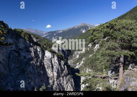 Schöner Sommerblick auf die Arc Gorge und die Teufelsbrücke (Pont du Diable) in der Nähe von Modane im Vanois Nationalpark Savoie in Frankreich. Kopierbereich Stockfoto