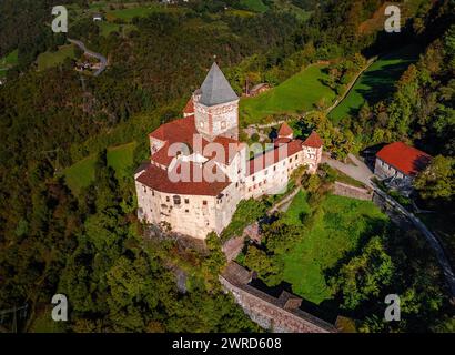 Val Isarco, Italien - Panoramaaussicht von der Luft auf die Trostburg (Castel Trostburg), eine Festung aus dem XII. Jahrhundert in den italienischen Dolomiten an einem sonnigen Sommer da Stockfoto