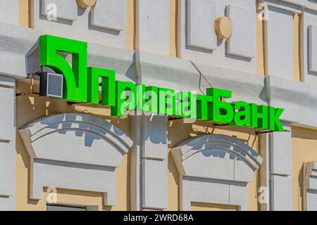 Die Privatbank ist die größte Geschäftsbank in der Ukraine. Privatbank-Logo auf der Gebäudefassade. Charkiw, Ukraine 07-07-2023 Stockfoto