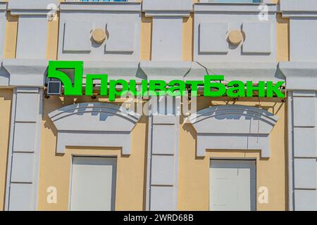 Die Privatbank ist die größte Geschäftsbank in der Ukraine. Privatbank-Logo auf der Gebäudefassade. Charkiw, Ukraine 07-07-2023 Stockfoto