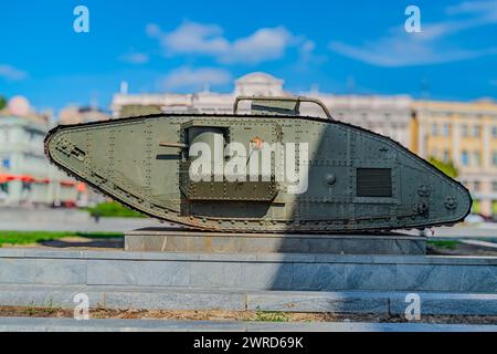 Panzerdenkmal aus dem Ersten Weltkrieg in Charkiw, Ukraine. Der Panzer ist ein britischer Mark-V-Panzer, der auf einem Sockel auf dem Constitution Square aufgestellt wurde. Das Denkmal dient als Stockfoto