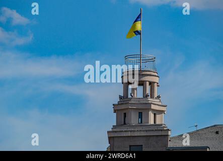 Ukrainische Flagge winkt bei Wind und Sonnenlicht. Flagge der Ukraine auf blauem Himmel Hintergrund. Nationales Symbol der Freiheit und Unabhängigkeit. Charkiv, Ukraine 05-0 Stockfoto