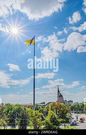 Ukrainische Flagge winkt bei Wind und Sonnenlicht. Flagge der Ukraine auf blauem Himmel Hintergrund. Nationales Symbol der Freiheit und Unabhängigkeit. Charkiv, Ukraine 05-0 Stockfoto