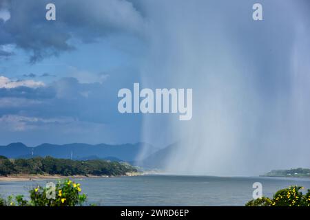 Regenwolken und strukturierter Hintergrund mit schwarzem Himmel. Gefahr Sturmwolke, Schwarze Wolke und Donner Sturm, dunkler Himmel und Bewegungswolken, bevor es regnet. Stockfoto