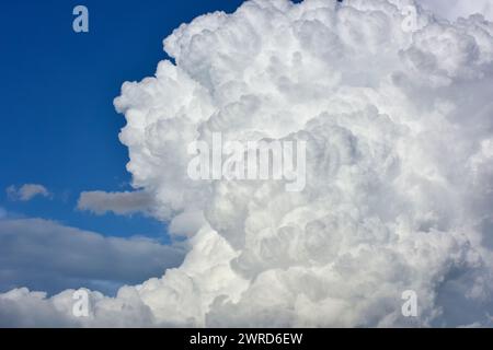 Regenwolken und strukturierter Hintergrund mit schwarzem Himmel. Gefahr Sturmwolke, Schwarze Wolke und Donner Sturm, dunkler Himmel und Bewegungswolken, bevor es regnet. Stockfoto