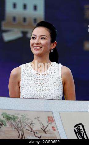 Zhengzhou, China. März 2024. Schauspielerin Zhang Ziyi nimmt am 17. August 2013 an einer Festveranstaltung in einem Hotel in Zhengzhou, China, Teil. (Foto: Costfoto/NurPhoto) Credit: NurPhoto SRL/Alamy Live News Stockfoto