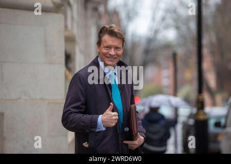 London, England, Großbritannien. März 2024. RICHARD TICE, Chef der Reform UK, verlässt Sky News, nachdem er in der Frühstücksshow auftrat. (Kreditbild: © Tayfun Salci/ZUMA Press Wire) NUR REDAKTIONELLE VERWENDUNG! Nicht für kommerzielle ZWECKE! Stockfoto