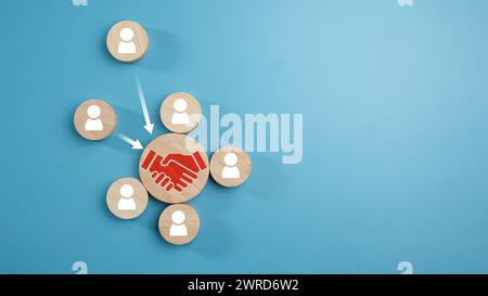 Personalmanagement, Einstellung und Einstellung von Unternehmen, Personalmanagement. Fokussieren Sie die menschliche Ikone auf runden Holztafeln, Auswahl Stockfoto