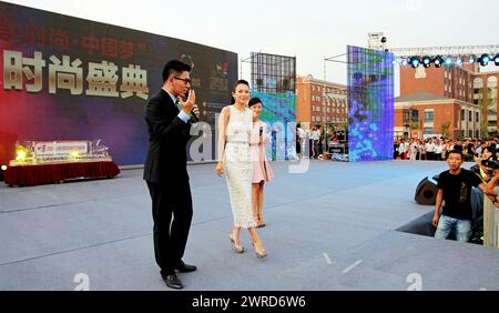 Zhengzhou, China. März 2024. Schauspielerin Zhang Ziyi nimmt am 17. August 2013 an einer Festveranstaltung in einem Hotel in Zhengzhou, China, Teil. (Foto: Costfoto/NurPhoto) Credit: NurPhoto SRL/Alamy Live News Stockfoto