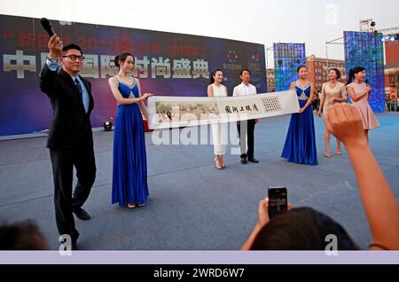 Zhengzhou, China. März 2024. Schauspielerin Zhang Ziyi nimmt am 17. August 2013 an einer Festveranstaltung in einem Hotel in Zhengzhou, China, Teil. (Foto: Costfoto/NurPhoto) Credit: NurPhoto SRL/Alamy Live News Stockfoto