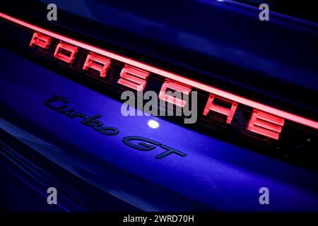 Leipzig, Deutschland. März 2024. Der neue Porsche Taycan Turbo GT steht bei seiner Präsentation im Porsche-Werk Leipzig. Der Sport- und Offroad-Fahrzeughersteller Porsche veröffentlicht am Dienstag (12. März) seine Geschäftszahlen für das abgelaufene Jahr im Porsche-Werk Leipzig. Quelle: Jan Woitas/dpa/Alamy Live News Stockfoto