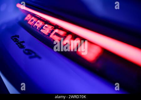 Leipzig, Deutschland. März 2024. Der neue Porsche Taycan Turbo GT steht bei seiner Präsentation im Porsche-Werk Leipzig. Der Sport- und Offroad-Fahrzeughersteller Porsche veröffentlicht am Dienstag (12. März) seine Geschäftszahlen für das abgelaufene Jahr im Porsche-Werk Leipzig. Quelle: Jan Woitas/dpa/Alamy Live News Stockfoto