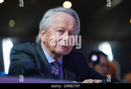 Leipzig, Deutschland. März 2024. Wolfgang Porsche, Aufsichtsratsvorsitzender der Porsche AG, nimmt an der Premiere des neuen Porsche Taycan Turbo GT im Werk Leipzig Teil. Der Sport- und Geländefahrzeughersteller Porsche veröffentlicht am Dienstag (12. März) seine Geschäftszahlen für das abgelaufene Jahr im Porsche-Werk Leipzig. Quelle: Jan Woitas/dpa/Alamy Live News Stockfoto