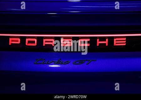 Leipzig, Deutschland. März 2024. Der neue Porsche Taycan Turbo GT steht bei seiner Präsentation im Porsche-Werk Leipzig. Der Sport- und Offroad-Fahrzeughersteller Porsche veröffentlicht am Dienstag (12. März) seine Geschäftszahlen für das abgelaufene Jahr im Porsche-Werk Leipzig. Quelle: Jan Woitas/dpa/Alamy Live News Stockfoto