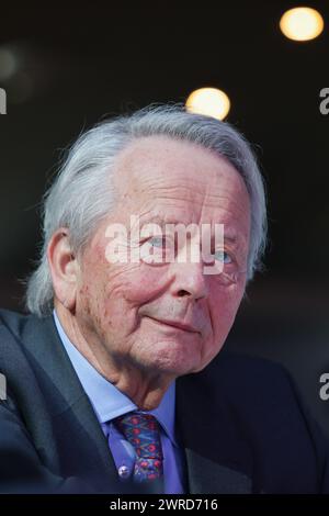 Leipzig, Deutschland. März 2024. Wolfgang Porsche, Aufsichtsratsvorsitzender der Porsche AG, nimmt an der Premiere des neuen Porsche Taycan Turbo GT im Werk Leipzig Teil. Der Sport- und Geländefahrzeughersteller Porsche veröffentlicht am Dienstag (12. März) seine Geschäftszahlen für das abgelaufene Jahr im Porsche-Werk Leipzig. Quelle: Jan Woitas/dpa/Alamy Live News Stockfoto