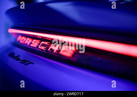 Leipzig, Deutschland. März 2024. Der neue Porsche Taycan Turbo GT steht bei seiner Präsentation im Porsche-Werk Leipzig. Der Sport- und Offroad-Fahrzeughersteller Porsche veröffentlicht am Dienstag (12. März) seine Geschäftszahlen für das abgelaufene Jahr im Porsche-Werk Leipzig. Quelle: Jan Woitas/dpa/Alamy Live News Stockfoto