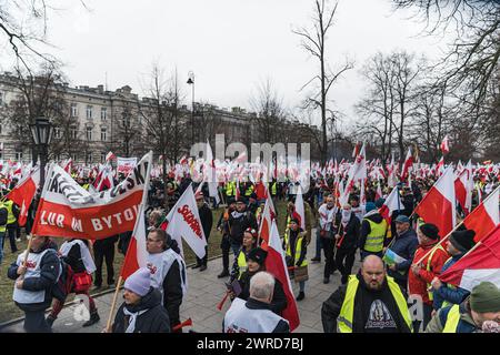 06.03.2024. Warschau, Polen. Dutzende polnischer Bürger versammelten sich auf der Straße mit polnischen Fahnen und Plakaten und marschierten gegen die Regierung. Hochwertige Fotos Stockfoto