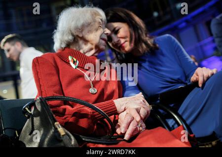 Berlin, 12. März 2024. Margot Friedlaender, Überlebende des Holocaust, und Annalena Baerbock (Buendnis 90/die Gruenen), Bundesaußenministerin, fotografierten während der Verleihung des DSI-Talisman-Preises an Dunja Hayali am 12. März 2024 in Berlin. Fotografiert im Auftrag des Auswärtigen Amtes. Stockfoto