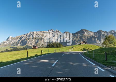 Sie passieren die Straße zur Schwaegalp mit Blick auf den Alpstein mit Saentis, Kanton Appenzell Ausserrhoden, Schweiz Stockfoto