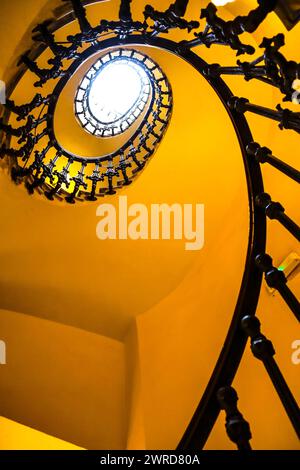 Wunderschöne Treppe im modernistischen Stil mit schmiedeeisernen Details in Cartagena, Spanien Stockfoto