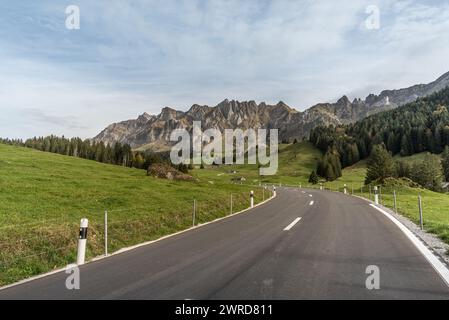 Sie passieren die Straße zur Schwaegalp mit Blick auf den Alpstein mit Saentis, Toggenburg, Kanton St. Gallen, Schweiz Stockfoto
