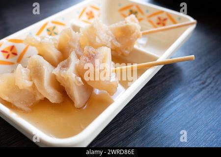 Gyusuji Oden Rindersehnenspieß - ein beliebtes japanisches Essen Stockfoto