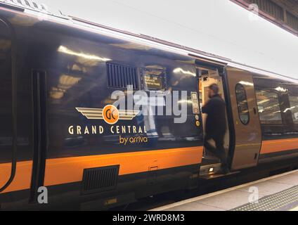 Grand Central (GC) mit dem Arriva-Zug stationiert im Bahnhof Doncaster, England. Stockfoto