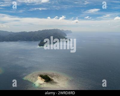 Blaues Meer rund um die Insel mit Lagunen in Coron, Palawan. Philippinen. Stockfoto