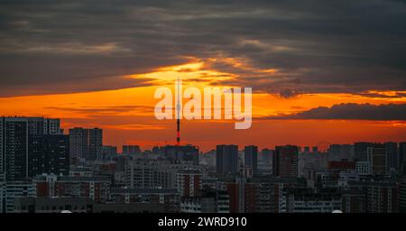 Ostankino-Turm in Moskau, Russland Industrieansicht voller Wohngebäude am Abend Stockfoto