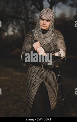 Mittelalterlicher Infanterie bewaffneter Mann in Kettenpanzer im Freien Stockfoto