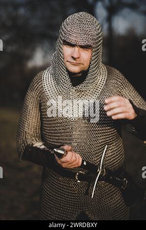 Mittelalterlicher Infanterie bewaffneter Mann in Kettenpanzer im Freien Stockfoto