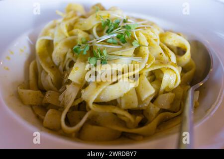 Tagliatelle Pasta mit Spinat und Pesto aus grünen Erbsen Stockfoto