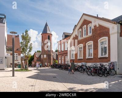 Menschen, die in der Hauptstraße und dem Glockenturm laufen, Wyk auf Foehr, Nordfriesische Insel, Schleswig-Holstein, Deutschland Stockfoto