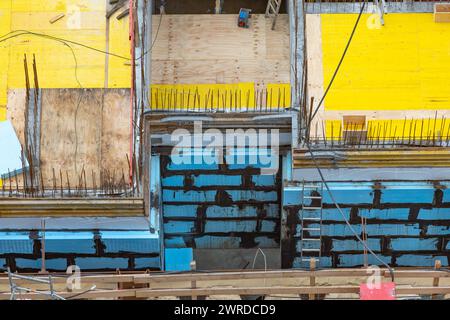 Polystyroldämmung an den Wänden im Untergeschoss Stockfoto