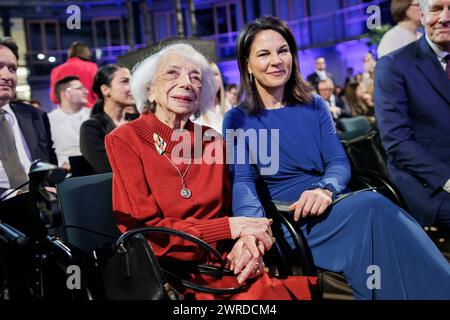 Berlin, 12. März 2024. Margot Friedlaender, Überlebende des Holocaust, und Annalena Baerbock (Buendnis 90/die Gruenen), Bundesaußenministerin, fotografierten während der Verleihung des DSI-Talisman-Preises an Dunja Hayali am 12. März 2024 in Berlin. Fotografiert im Auftrag des Auswärtigen Amtes. Stockfoto