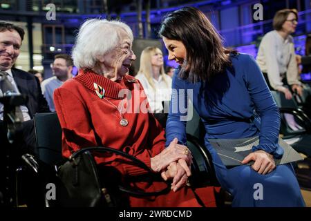 Berlin, 12. März 2024. Margot Friedlaender, Überlebende des Holocaust, und Annalena Baerbock (Buendnis 90/die Gruenen), Bundesaußenministerin, fotografierten während der Verleihung des DSI-Talisman-Preises an Dunja Hayali am 12. März 2024 in Berlin. Fotografiert im Auftrag des Auswärtigen Amtes. Stockfoto