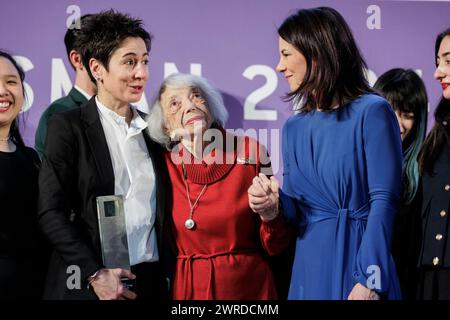 Berlin, 12. März 2024.(LR) Dunja Hayali, Journalistin und Fernsehmoderatorin, Margot Friedlaender, Holocaust-Überlebende, und Annalena Baerbock (Buendnis 90/die Gruenen), Bundesministerin, anlässlich der Verleihung des DSI-Talisman-Preises in Berlin am 12. März 2024. Mit der Auszeichnung des Talisman ehrt die Deutsche Stiftung Integration Menschen, die durch ihr Engagement einen herausragenden Beitrag zum Zusammenhalt unserer Gesellschaft geleistet haben. Fotografiert im Auftrag des Auswärtigen Amtes. Stockfoto