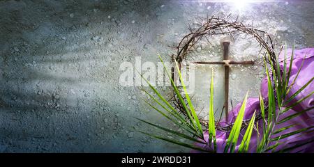 Lent - Dornenkrone und Kreuz mit violettem Gewand auf Asche - Palmblätter und blutige Spitzen für Buße Konzept mit abstraktem Sonnenlicht Stockfoto