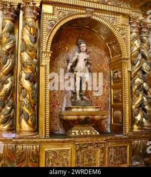 Holzskulptur im Kolegiat Capilla del Arcipreste de Fresno der Kirche San Miguel Aguilar de Campoo Palencia Castile und Leon Spanien Stockfoto