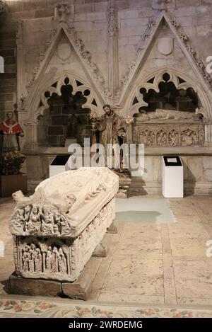 Steinsarkophag im Kolegiat San Miguel römisch-katholische Kirche Aguilar de Campoo Palencia Kastilien und Leon Spanien Stockfoto