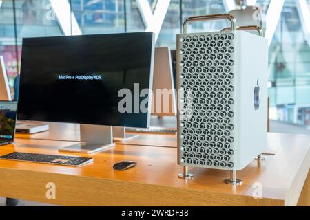 Computersystemeinheit Mac Studio Studio Anzeige mehrfarbig im Fenster „Speichern“. Thailand, Bangkok, 24. Februar 2024 Stockfoto